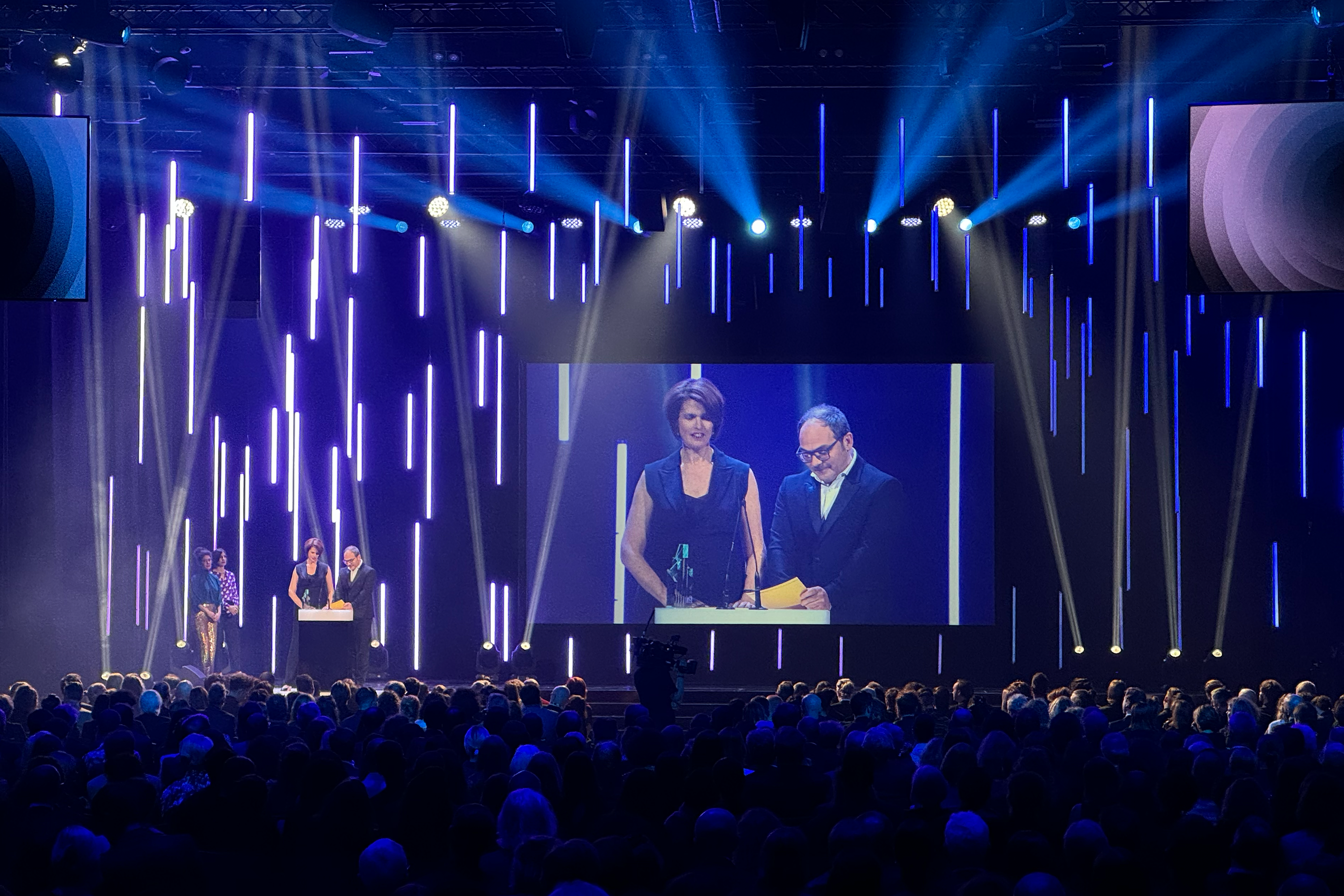 INNOVATION ET TRADITION : LE NOUVEAU DESIGN DE LA SCÈNE DU PRIX DU CINÉMA SUISSE